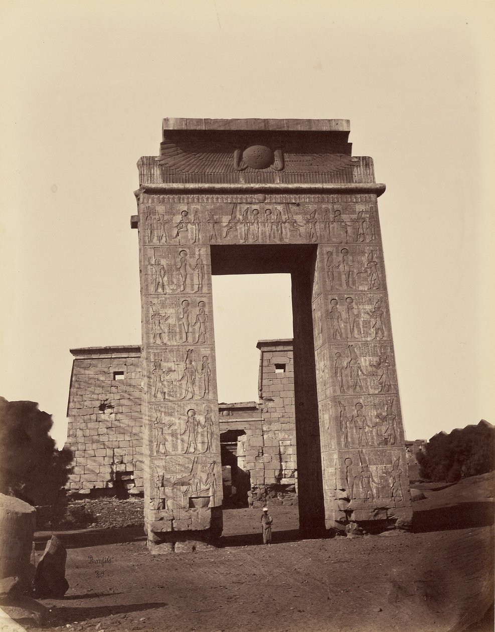 Ptolemeisk pylon och ingångsport till det lilla templet [Karnak, Thebe] av Félix Bonfils