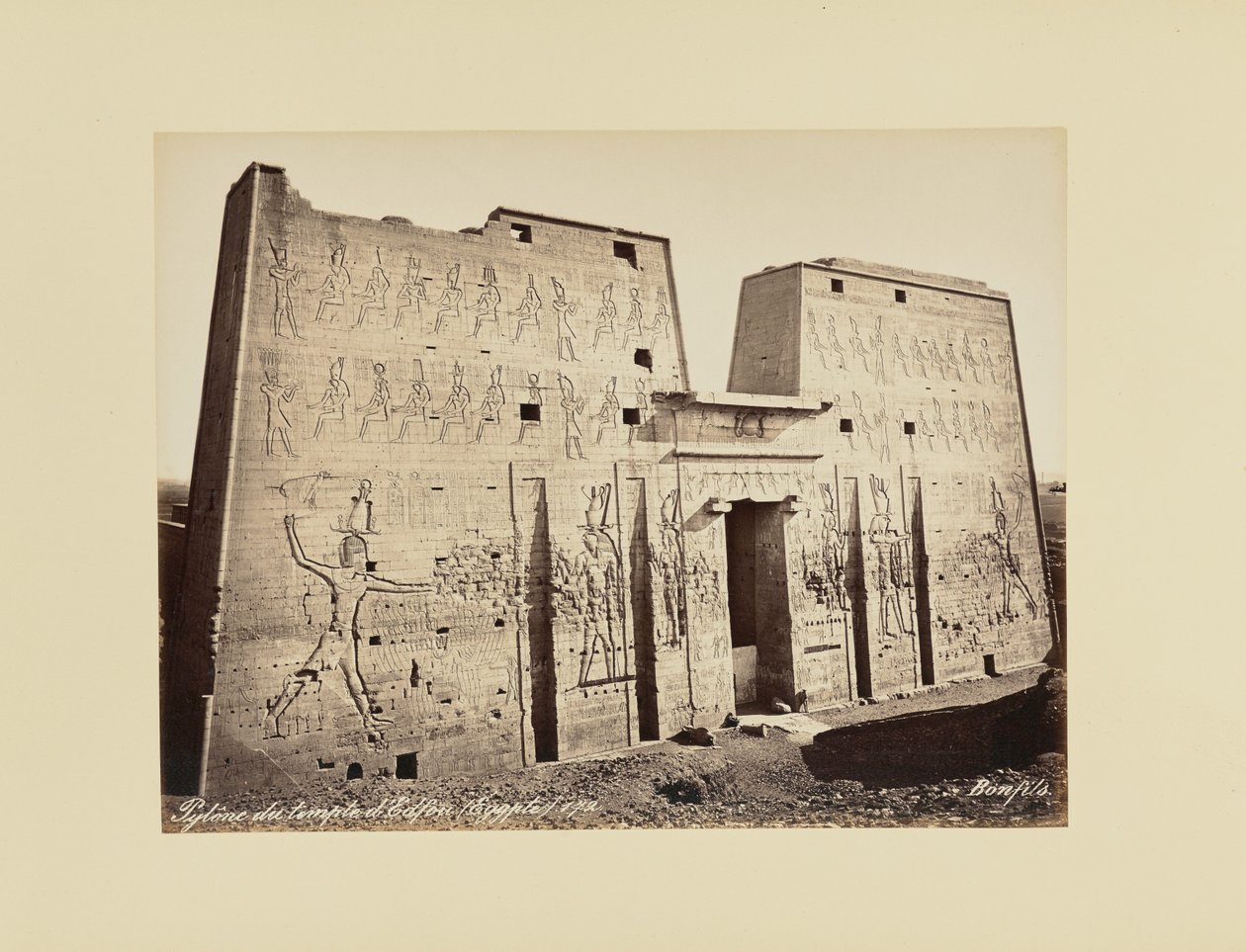 Pylon vid templet i Edfu (Egypten) av Félix Bonfils