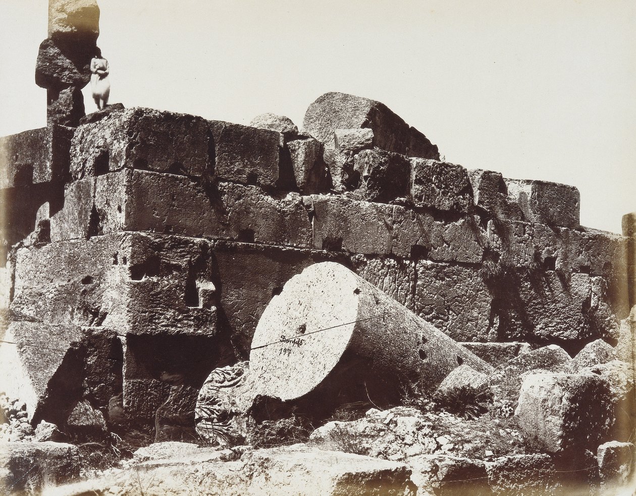 Ruinerna av kolonnerna i Jupitertemplet, i den arkeologiska zonen Heliopolis eller Baalbek, forntida syrisk stad, nu Libanon av Félix Bonfils
