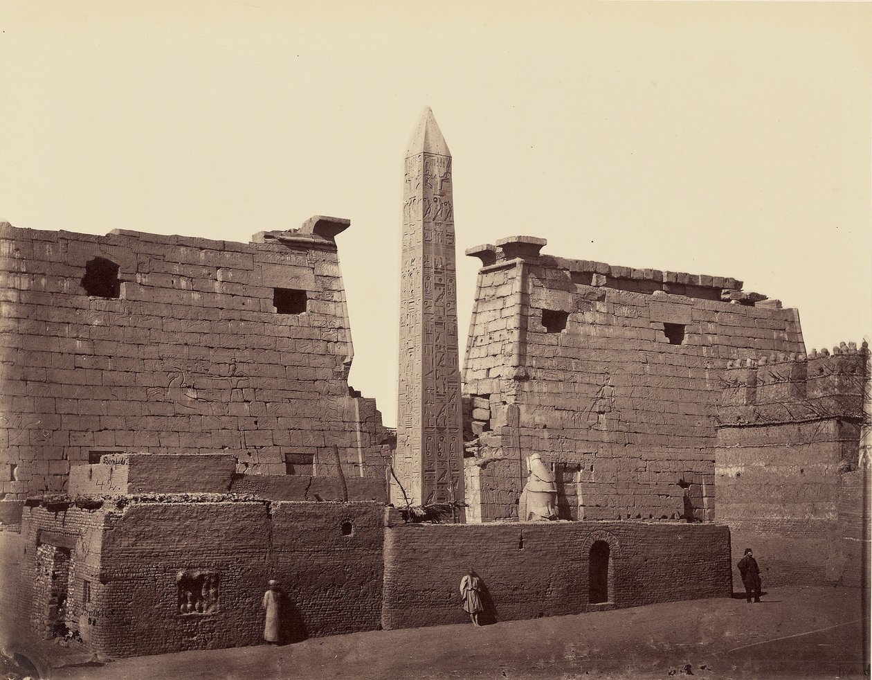 Luxortemplet: obelisk och pylon [Thebe] av Félix Bonfils