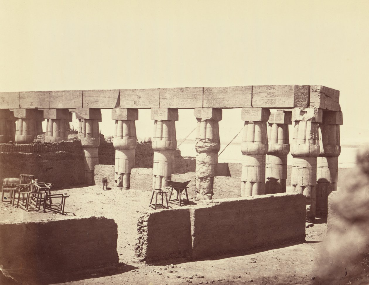 Luxortemplet. Översikt över de centrala pelargångarna [Thebe] av Félix Bonfils