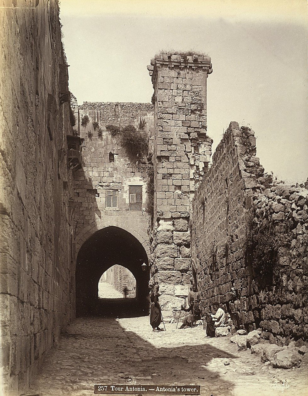 Antoniatornet i Jerusalem. Några män vilar nära väggarna av Félix Bonfils
