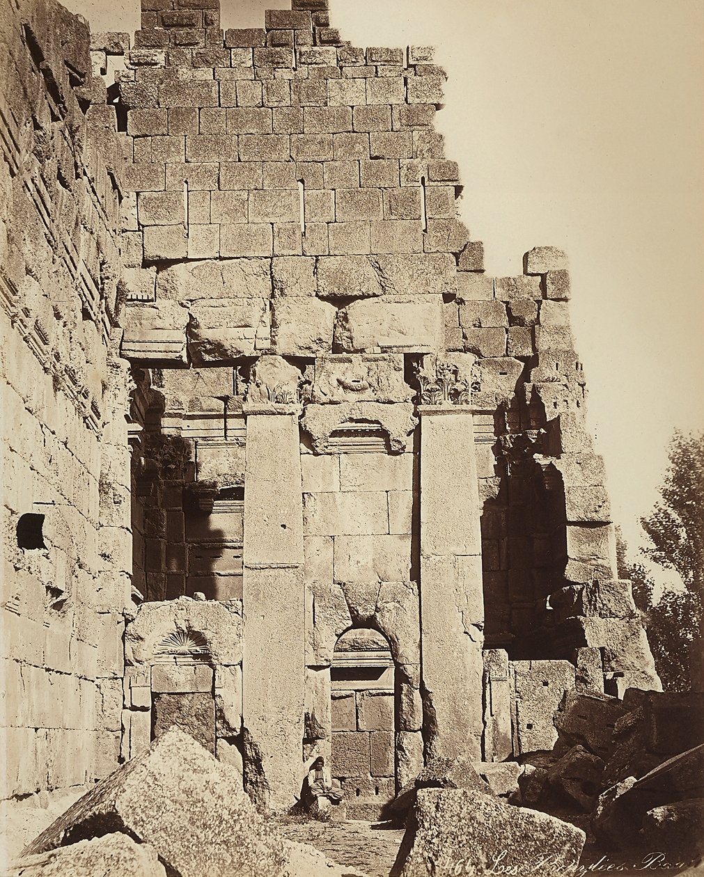 Propylaea av Jupiters tempel eller Solens tempel, i den arkeologiska zonen Heliopolis eller Baalbek, forntida syrisk stad, nu Libanon av Félix Bonfils