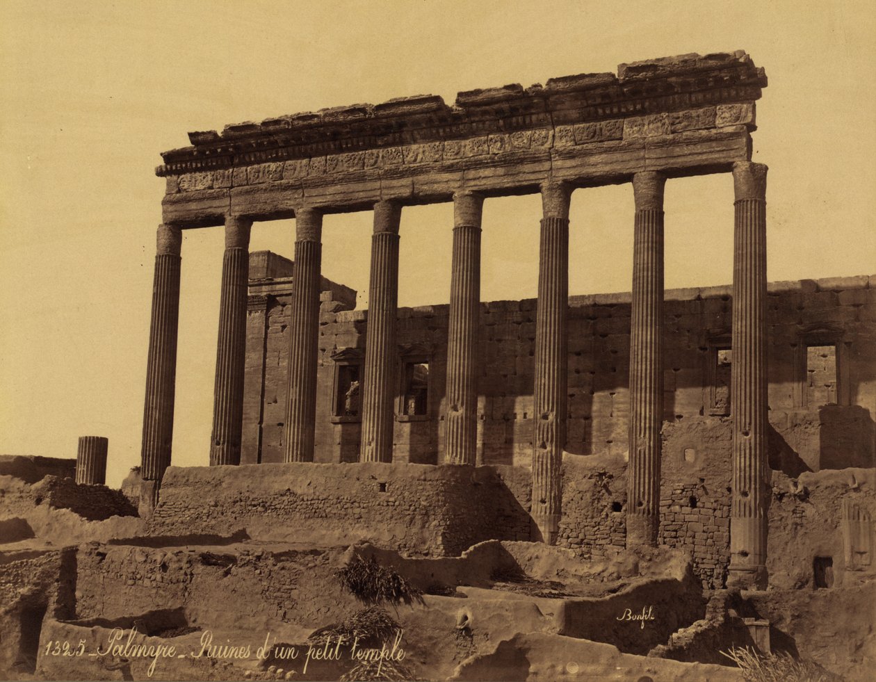 Fristående pelargång framför ett tempel i Palmyra, Syrien av Félix Bonfils