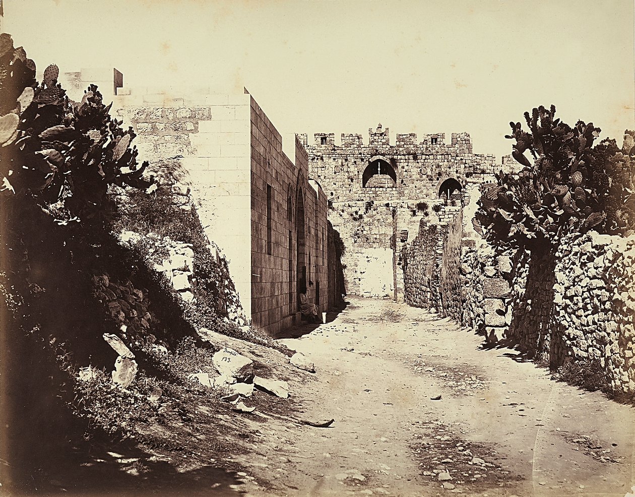 Utsikt över en del av stadsmuren och Saint Annes hus i Jerusalem av Félix Bonfils