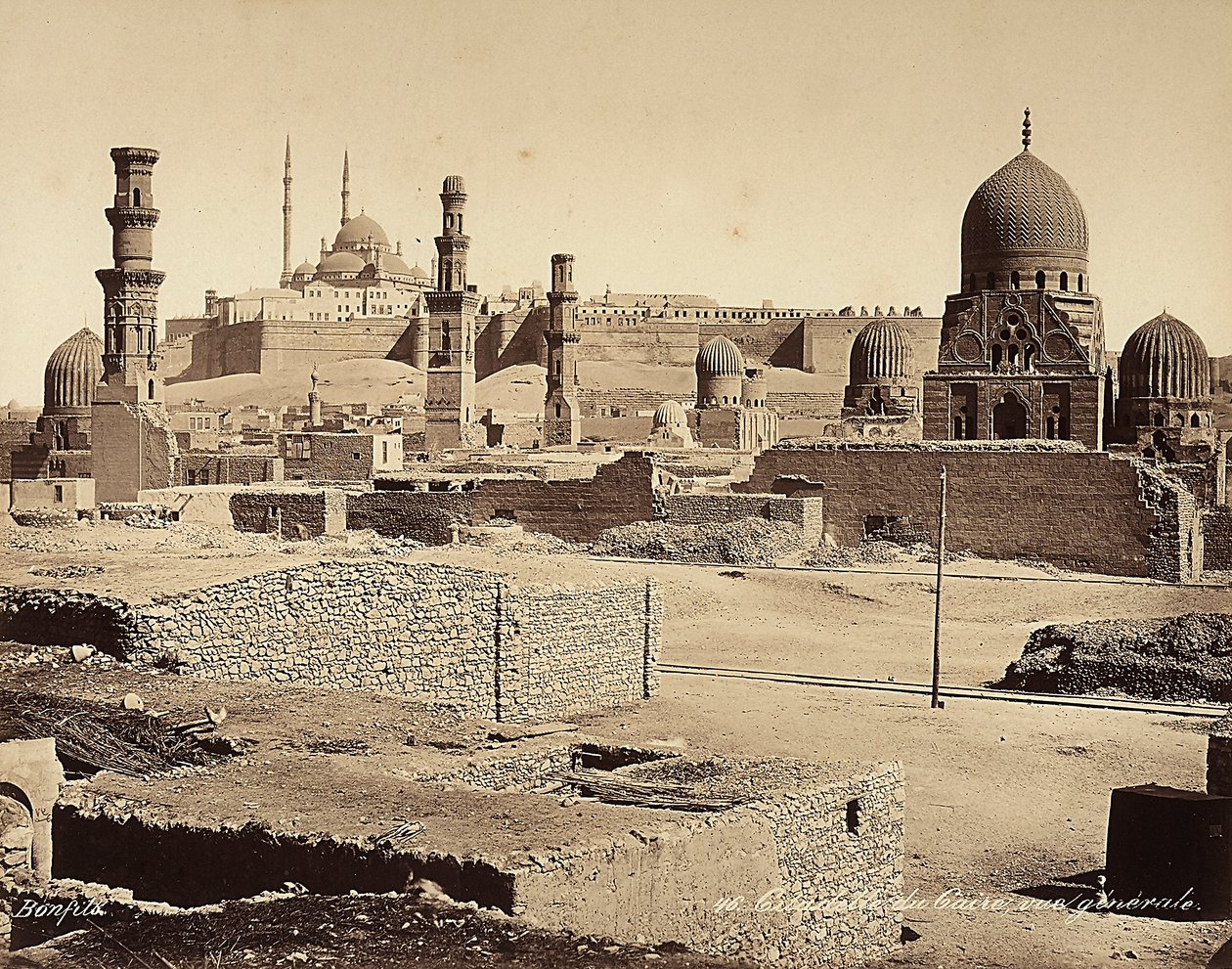 Utsikt över citadellet med många antika monument och fynd, i Kairo, Egypten av Félix Bonfils