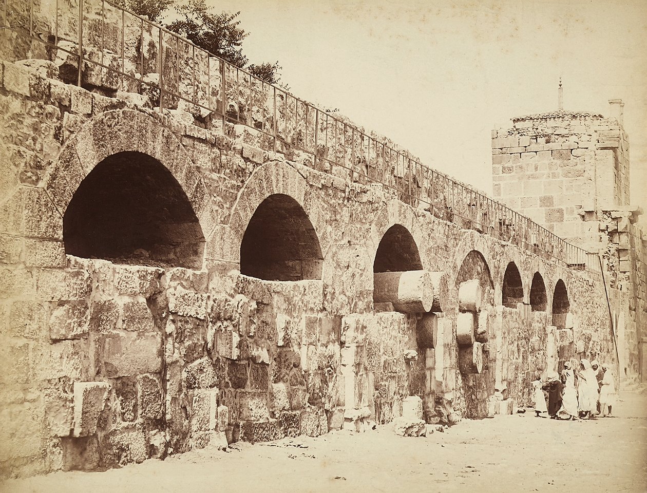 Utsikt över stadsmuren i Heliopolis eller Baalbek, forntida syrisk stad, nu Libanon. En grupp människor är samlade nära väggen av Félix Bonfils