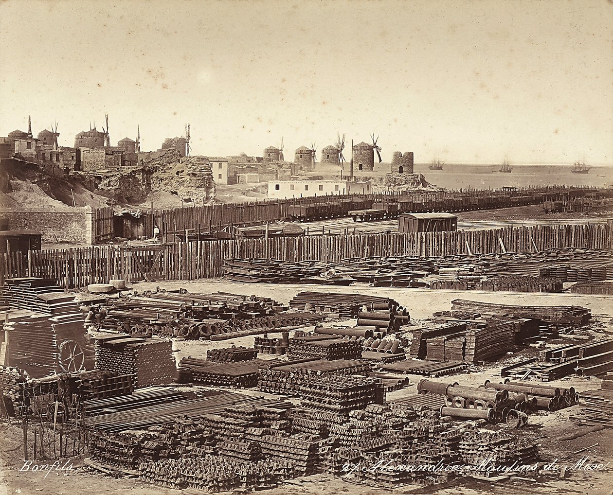 Gård för byggmaterial, väderkvarnar är i bakgrunden, i Alexandria, Egypten av Félix Bonfils