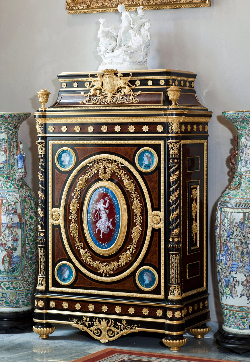 Möbler pryder vapenskölden för familjen Brignole Sale av ebenisten Guillaume Grohe (1808-1885) baserat på en teckning av Felix Duban (1798-1870). Lägenheter av Maria Brignole Sale De Ferrari, hertiginna av Galliera (1811-1888), möblerna kommer fr av Felix Louis Jacques Duban