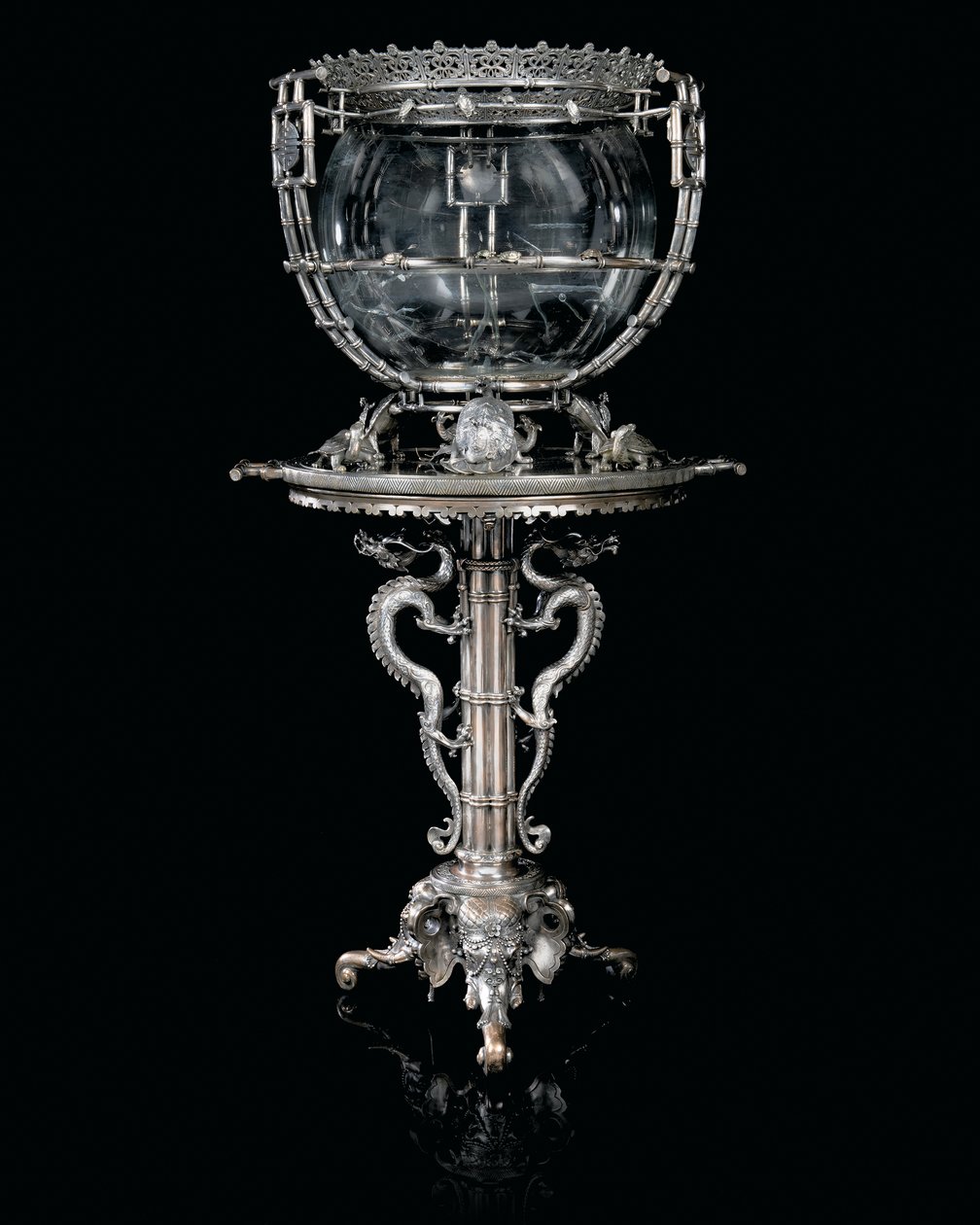 Ett franskt "Japonisme" akvarium och piedestal av silver i brons, av Ferdinand Barbedienne, design tillskriven Édouard Lièvre, ca 1880 (försilvrad brons) av Ferdinand Barbedienne