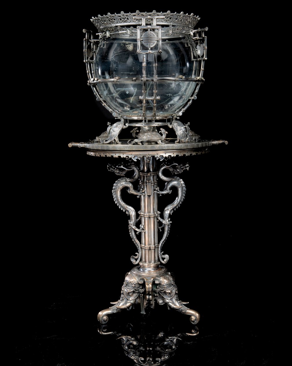 Ett franskt "Japonisme" akvarium och piedestal av silver i brons, av Ferdinand Barbedienne, design tillskriven Édouard Lièvre, ca 1880 (försilvrad brons) av Ferdinand Barbedienne
