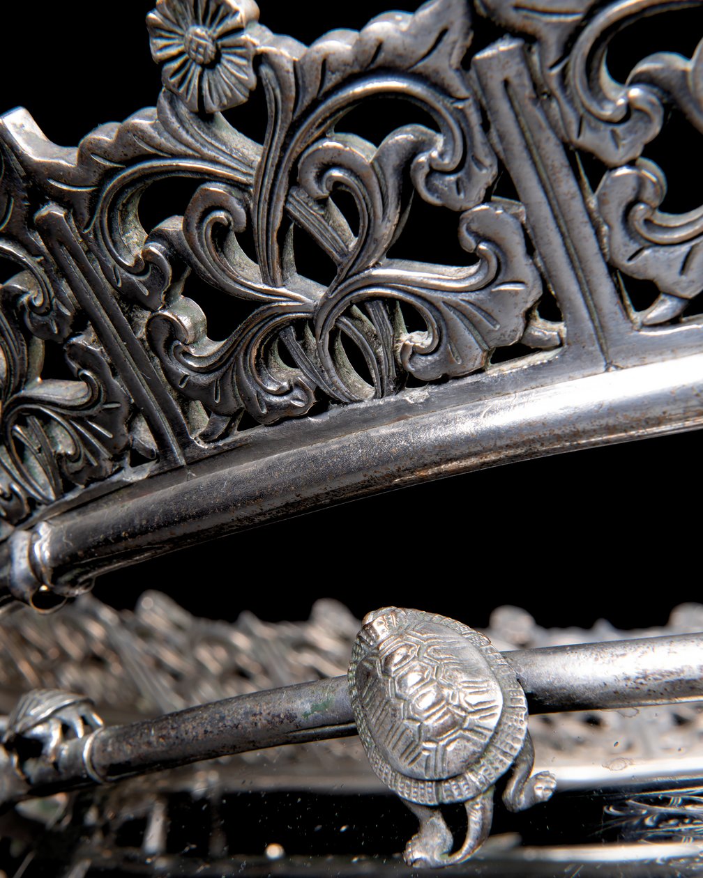 Ett franskt "Japonisme" akvarium och piedestal av silver i brons, av Ferdinand Barbedienne, design tillskriven Édouard Lièvre, ca 1880 (försilvrad brons) av Ferdinand Barbedienne