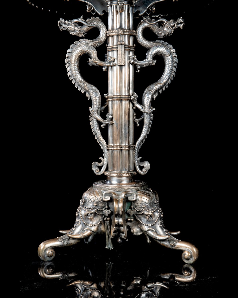 Ett franskt "Japonisme" akvarium och piedestal av silver i brons, av Ferdinand Barbedienne, design tillskriven Édouard Lièvre, ca 1880 (försilvrad brons) av Ferdinand Barbedienne