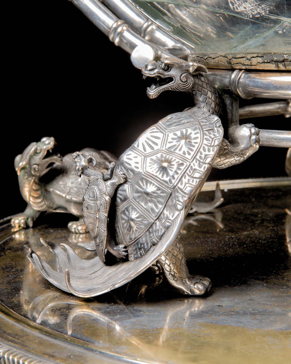 Ett franskt "Japonisme" akvarium och piedestal av silver i brons, av Ferdinand Barbedienne, design tillskriven Édouard Lièvre, ca 1880 (försilvrad brons) av Ferdinand Barbedienne