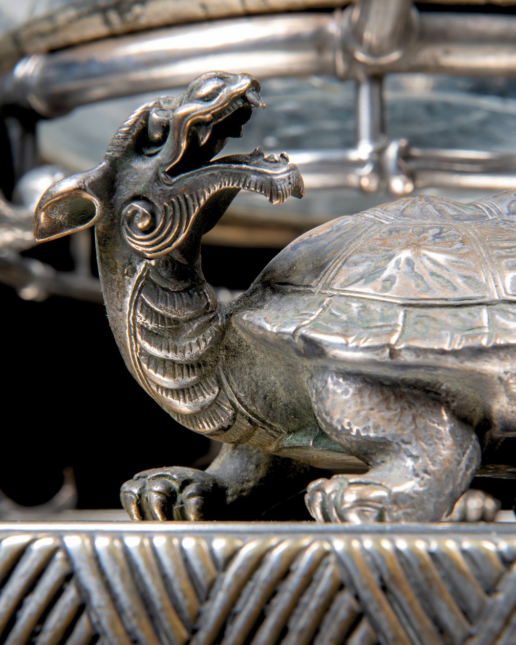 Ett franskt "Japonisme" akvarium och piedestal av silver i brons, av Ferdinand Barbedienne, design tillskriven Édouard Lièvre, ca 1880 (försilvrad brons) av Ferdinand Barbedienne