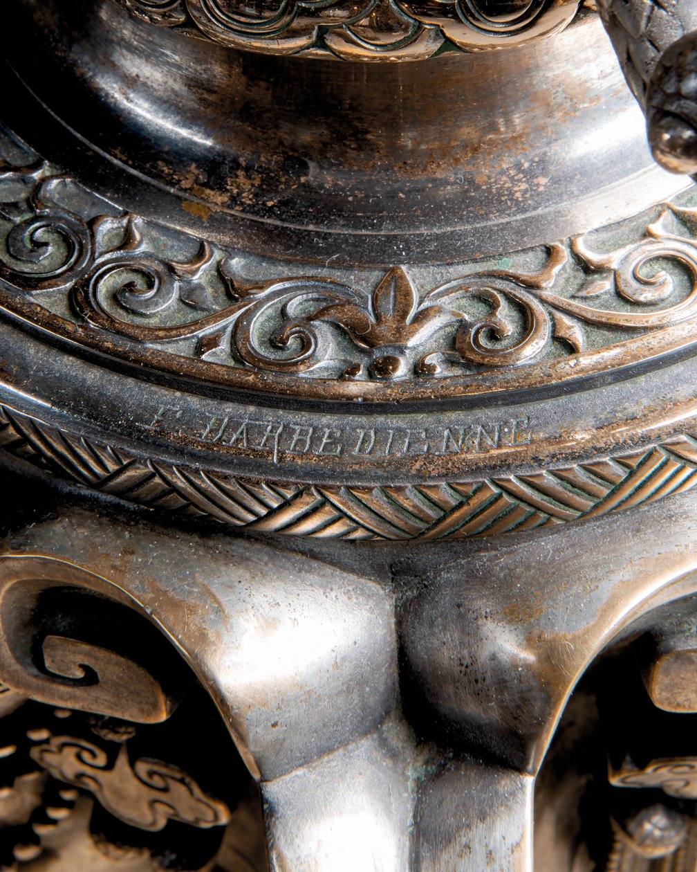 Ett franskt "Japonisme" akvarium och piedestal av silver i brons, av Ferdinand Barbedienne, design tillskriven Édouard Lièvre, ca 1880 (försilvrad brons) av Ferdinand Barbedienne
