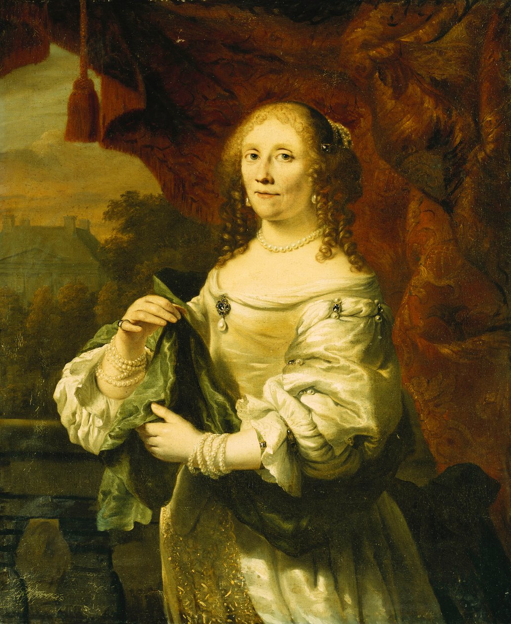 Porträtt av en dam, stående tre fjärdedels längd, iklädd en vit satinklänning draperad med en grön sjal framför en röd gardin på en balkong, ett landskap bortom, av Ferdinand Bol
