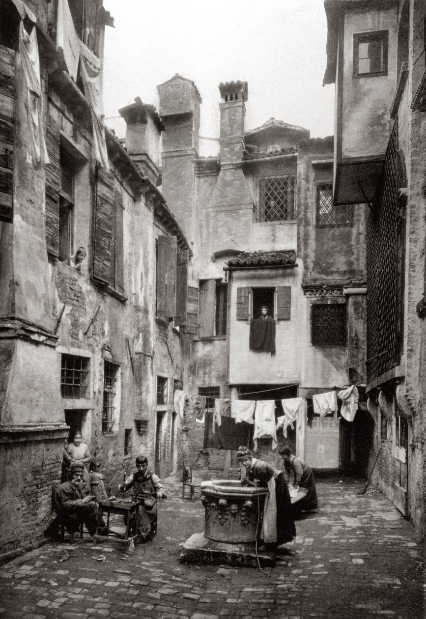 En innergård omgiven av byggnader i Venedig, c.1880 av Ferdinando Ongania