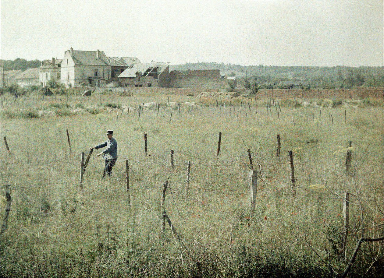 En fransk officer inspekterar taggtråd runt franska ställningar, Soissons, Aisne, Frankrike, 1917 (autokrom) av Fernand Cuville