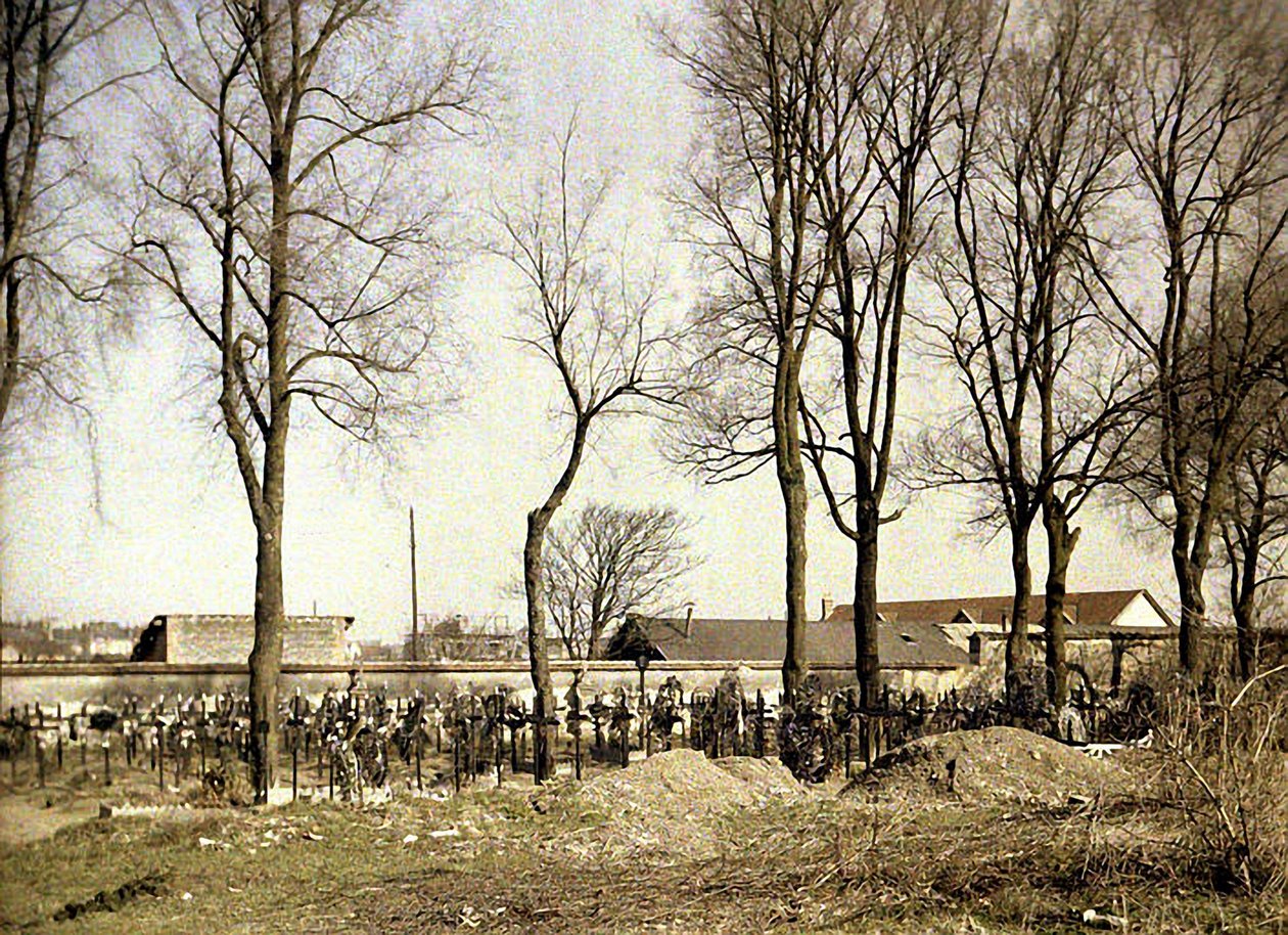 En kyrkogård med nya gravar, Reims, Marne, Frankrike, 1917 (autokrom) av Fernand Cuville