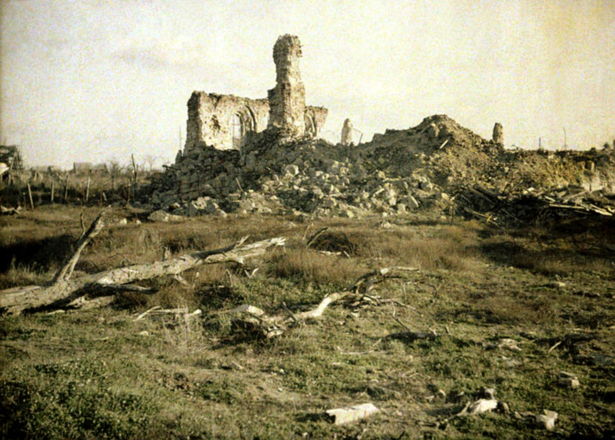En kyrka som skadades under kriget, Chaulnes, Somme, Frankrike, 1917 (autokrom) av Fernand Cuville