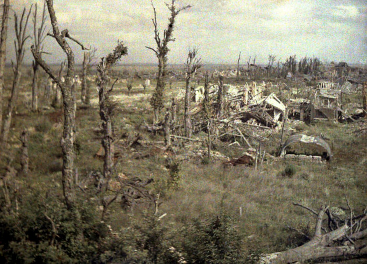 Ett område nära slottet med byggnader och träd skadade av artillerield, Chaulnes, Somme, Frankrike, 1917 (autokrom) av Fernand Cuville