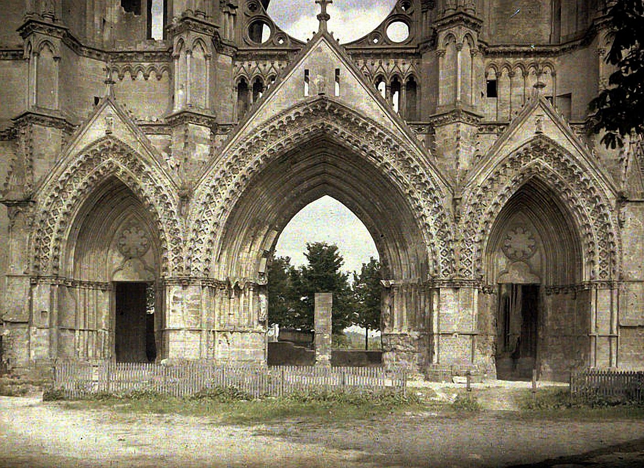 Bombskador på katedralen Saint-Gervais-et-Saint-Protais, Soissons, Aisne, Frankrike, 1917 (autokrom) av Fernand Cuville