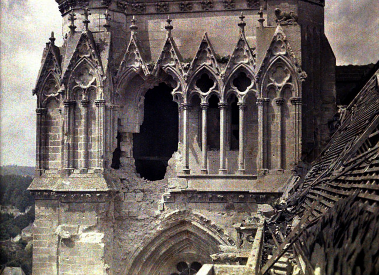 Bombskador på Cathedrale Saint-Gervais-et-Saint-Protais, Soissons, Aisne, Frankrike, 1917 (autokrom) av Fernand Cuville