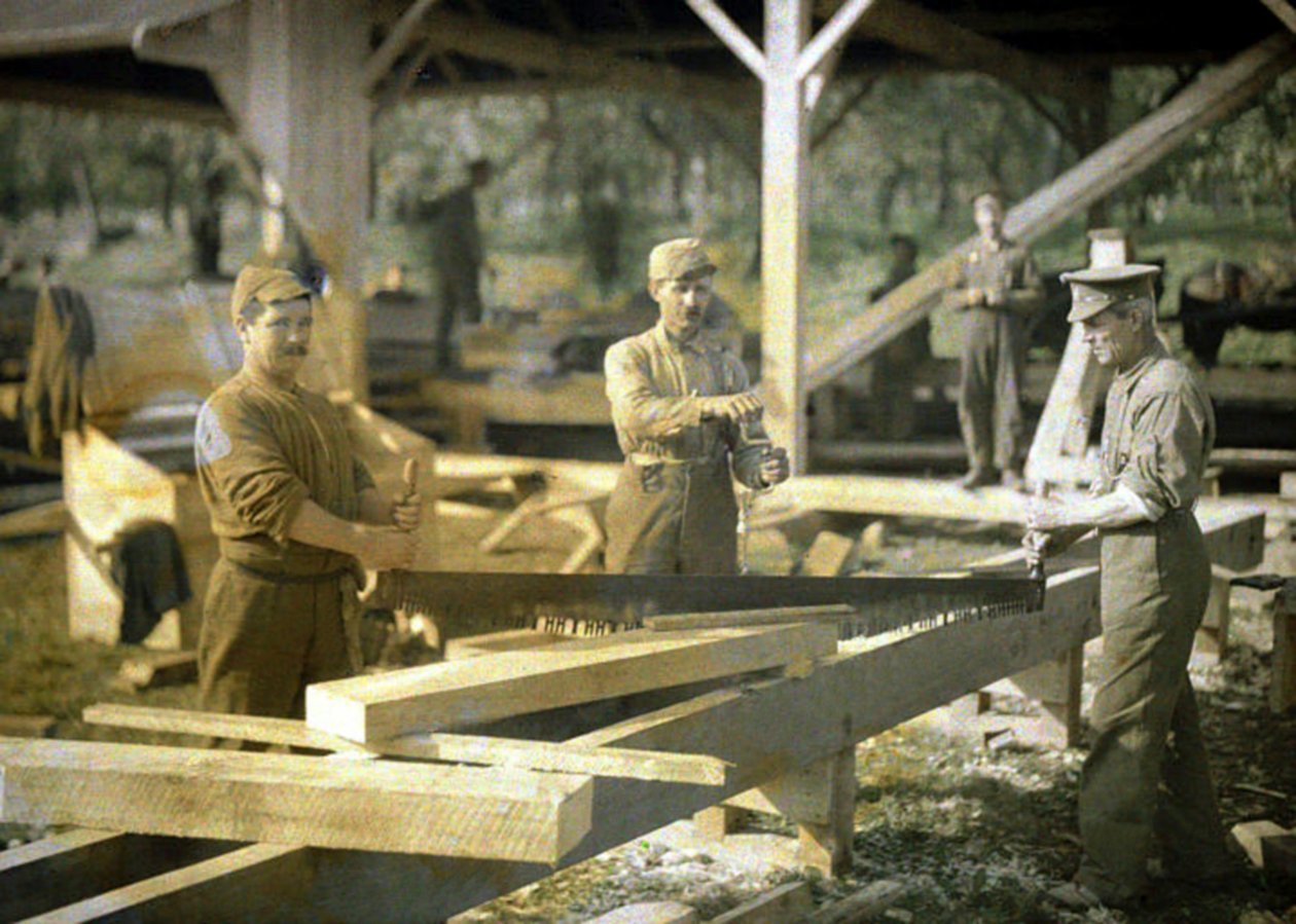 Kanadensiska soldater som arbetar i ett sågverk, Quesmy, Oise, Frankrike, 1917 (autokrom) av Fernand Cuville