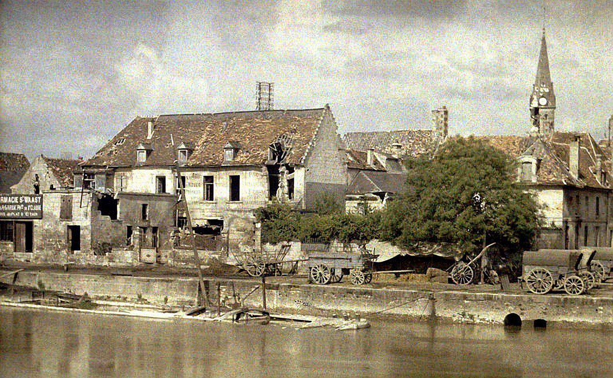 Vagn längs stranden av Aisne, kyrkan Saint-Waast i bakgrunden, Soissons, 1917 (autokrom) av Fernand Cuville