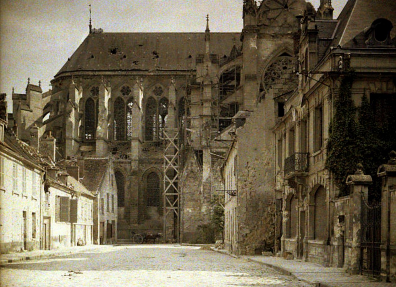 Cathedrale Saint-Gervaise-et-Saint-Protais, påbörjad 1180 och allvarligt skadad under kriget, Soissons, Aisne, Frankrike, 1917 (autokrom) av Fernand Cuville