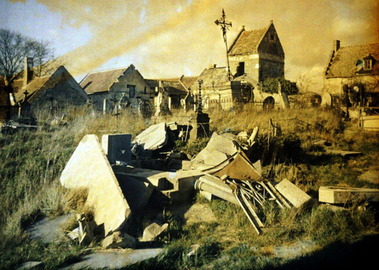 Kyrkogård med skadade gravar, Thiescourt, Oise, Frankrike, 1917 (autokrom) av Fernand Cuville