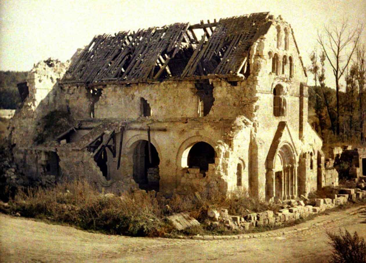Kyrka skadad av artilleribeskjutning, Tracy-le-Val, Oise, Frankrike, 1917 (autokrom) av Fernand Cuville
