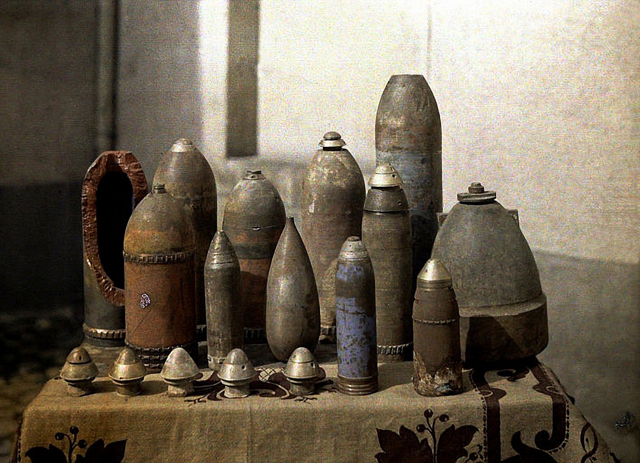 Samling oexploderade tyska granater, Reims, Marne, Frankrike, 1917 (autokrom) av Fernand Cuville