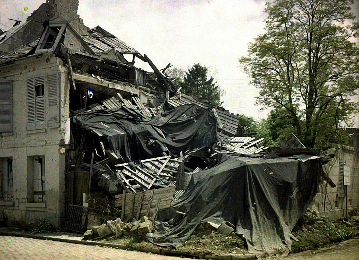 Hörn av rue des Minimes, Soissons, Aisne, Frankrike, 1917 (autokrom) av Fernand Cuville