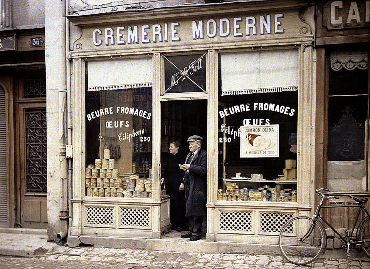 Par på tröskeln till Le Foll mejeri, Reims, Marne, Frankrike, 1917 (autokrom) av Fernand Cuville