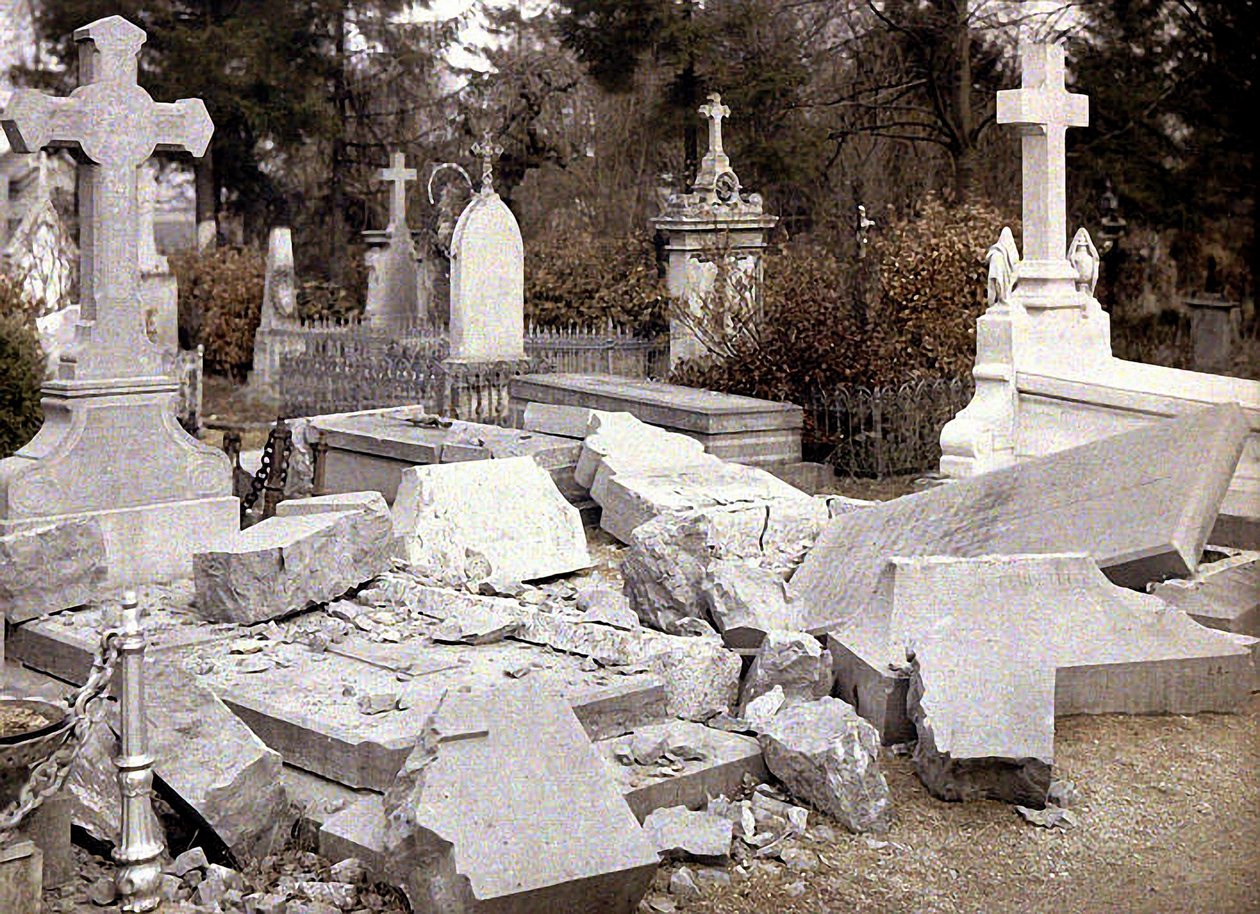 Skadade gravar på den norra kyrkogården, Reims, Marne, Frankrike, 1917 (autokrom) av Fernand Cuville