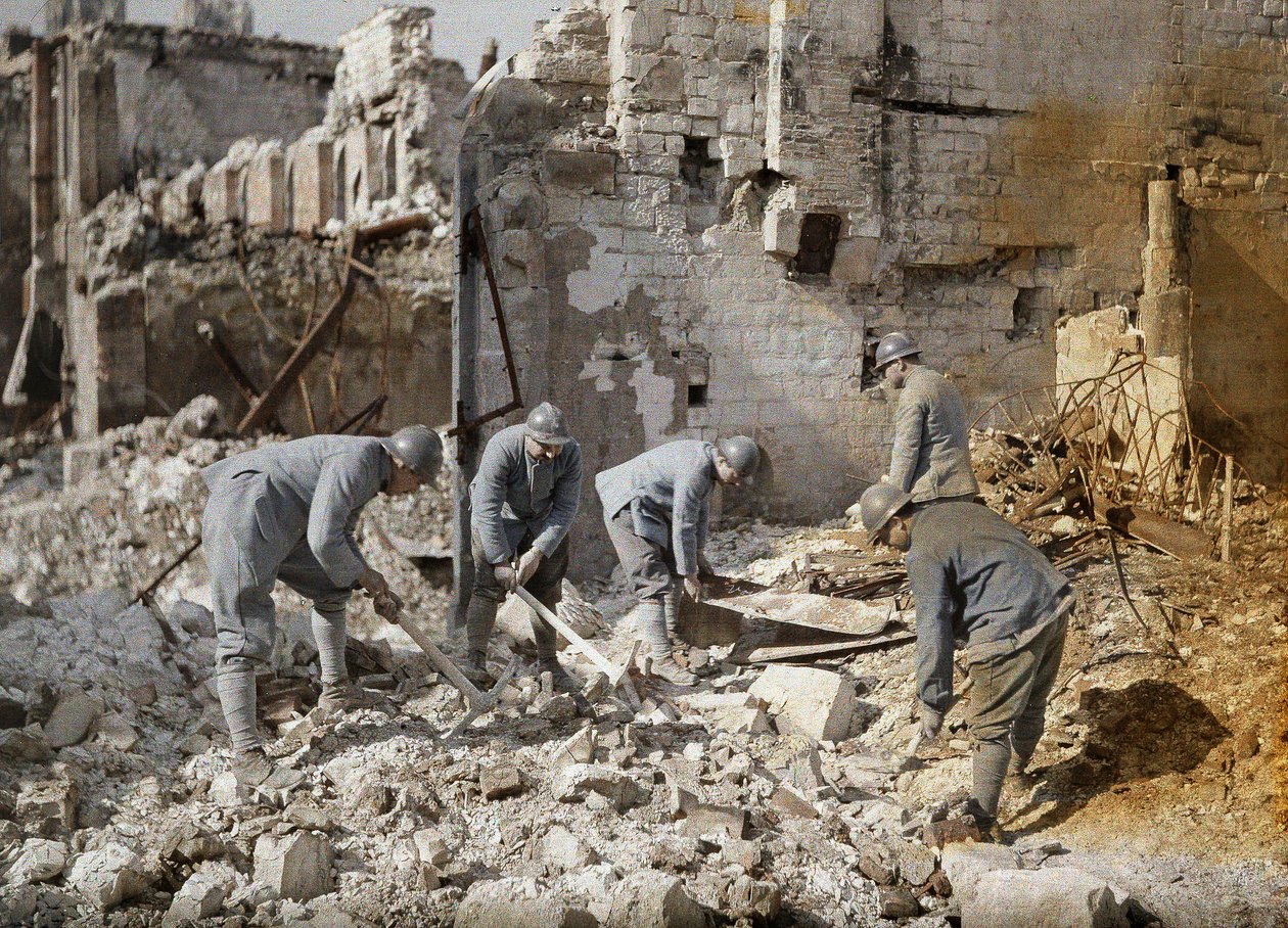 Fem franska soldater rensade spillrorna i ruinerna av Reims, som till nästan 60 procent förstördes av tyskt artilleri och flyganfall under första världskriget 1917 (autokrom) av Fernand Cuville