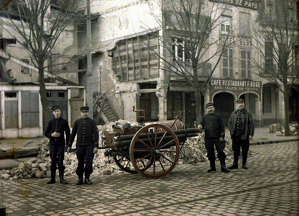 Fyra brandmän med sin utrustning, Reims, Marne, Frankrike, 1917 (autokrom) av Fernand Cuville