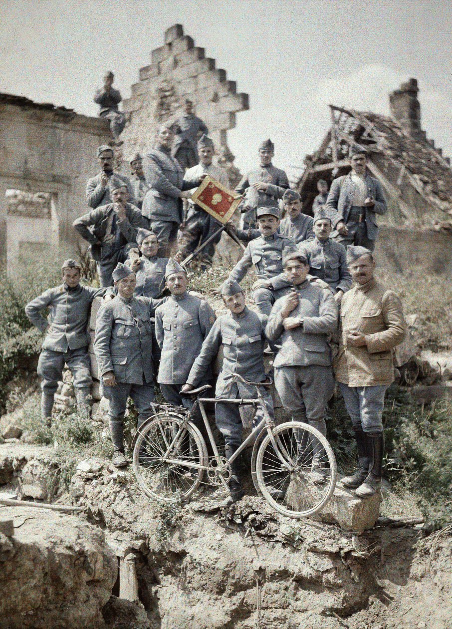 Franska officerare från 370:e infanteriregementet poserar i ruinerna efter attacken av tyska trupper vid Chemin des Dames nära Reims under första världskriget, Aisne, Frankrike, 1917 (autokrom) av Fernand Cuville