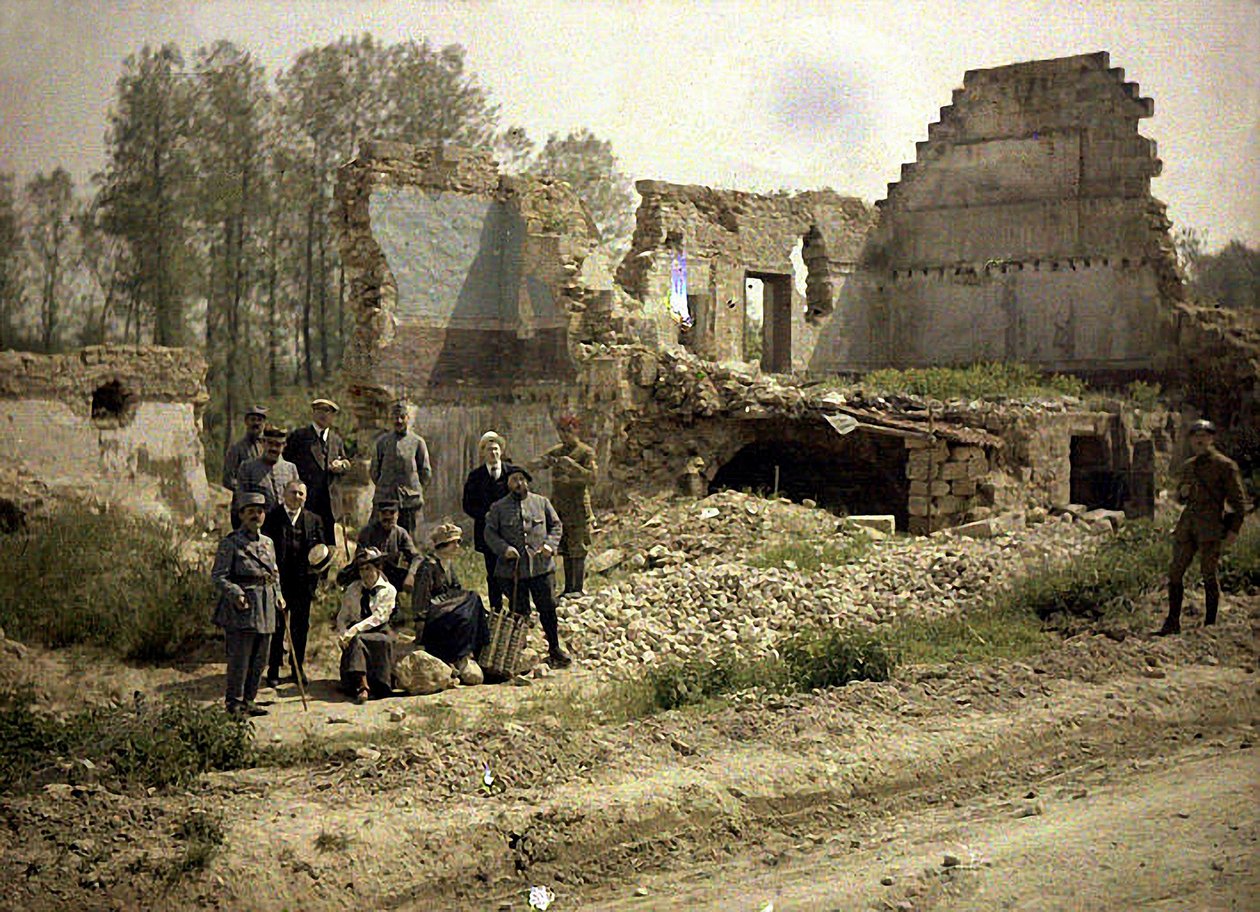Franska soldater och skådespelare från frontteatern poserar i ruinerna, Vauxrezis, Aisne, Frankrike, 1917 (autokrom) av Fernand Cuville