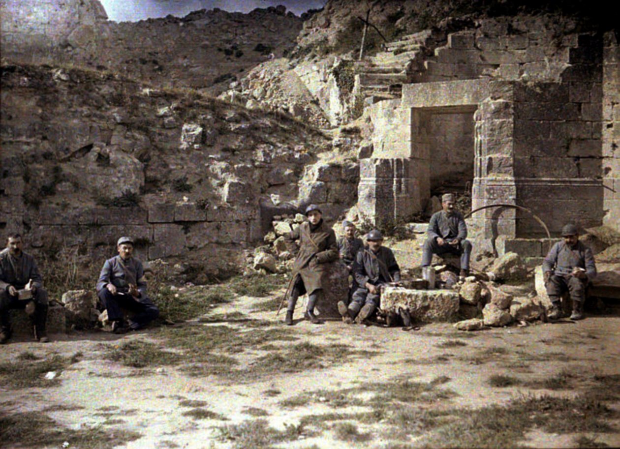 Franska soldater äter lunch, Coucy-le-Chateau-Auffrique, Aisne, Frankrike, 1917 (autokrom) av Fernand Cuville
