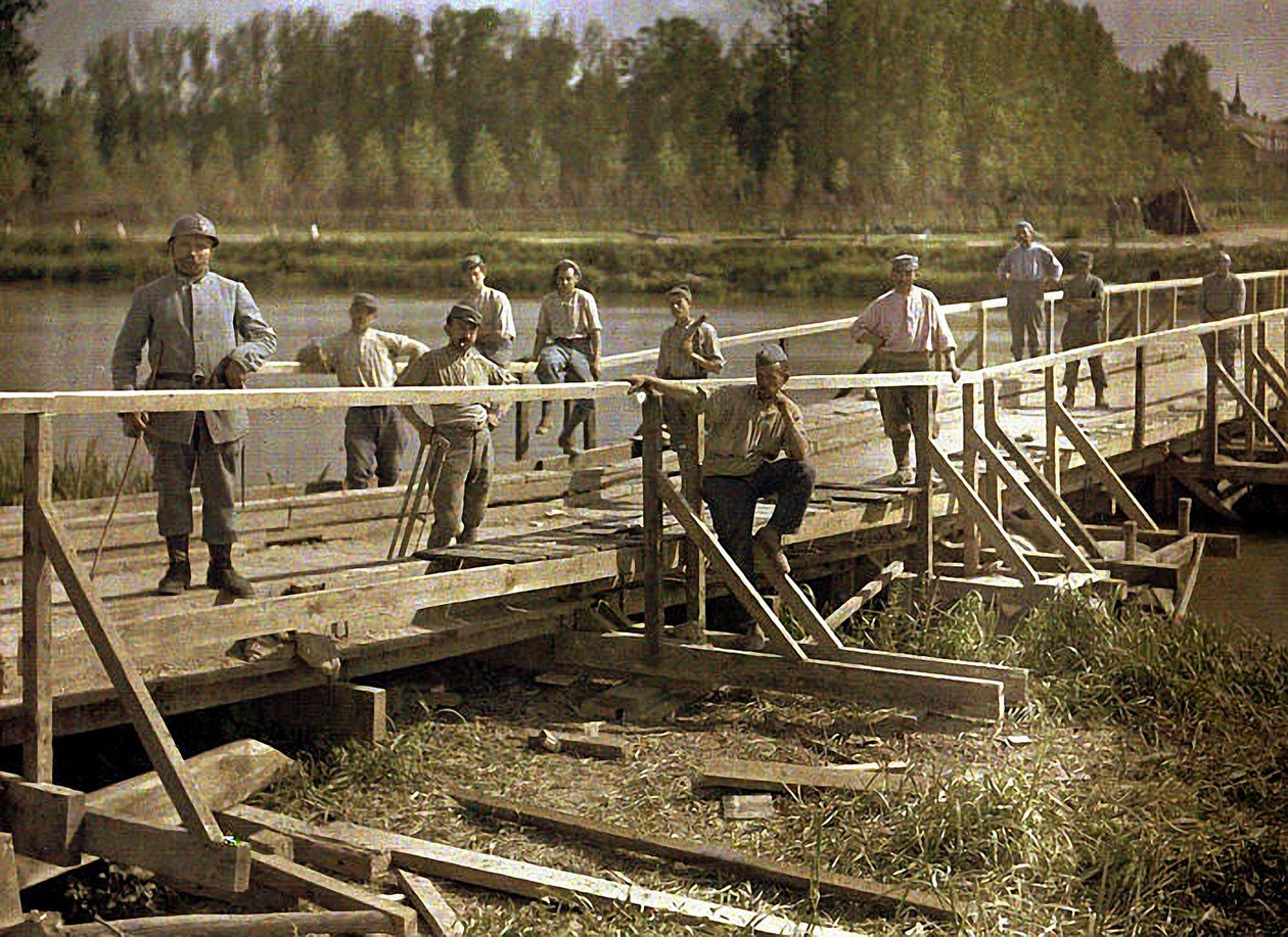 Franska soldater från en specialenhet som bygger en träbro över Aisne, Soissons, Frankrike, 1917 (autokrom) av Fernand Cuville