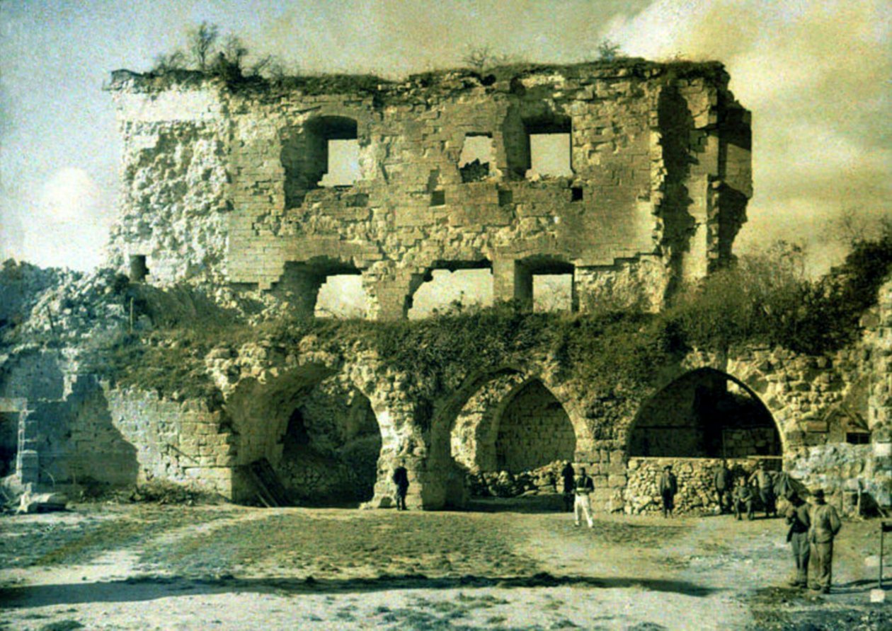 Franska soldater på gården till ett svårt skadat slott som sprängdes av tyska soldater 1917, Coucy-le-Chateau-Auffrique, Aisne, Frankrike, 1918 (autokrom) av Fernand Cuville