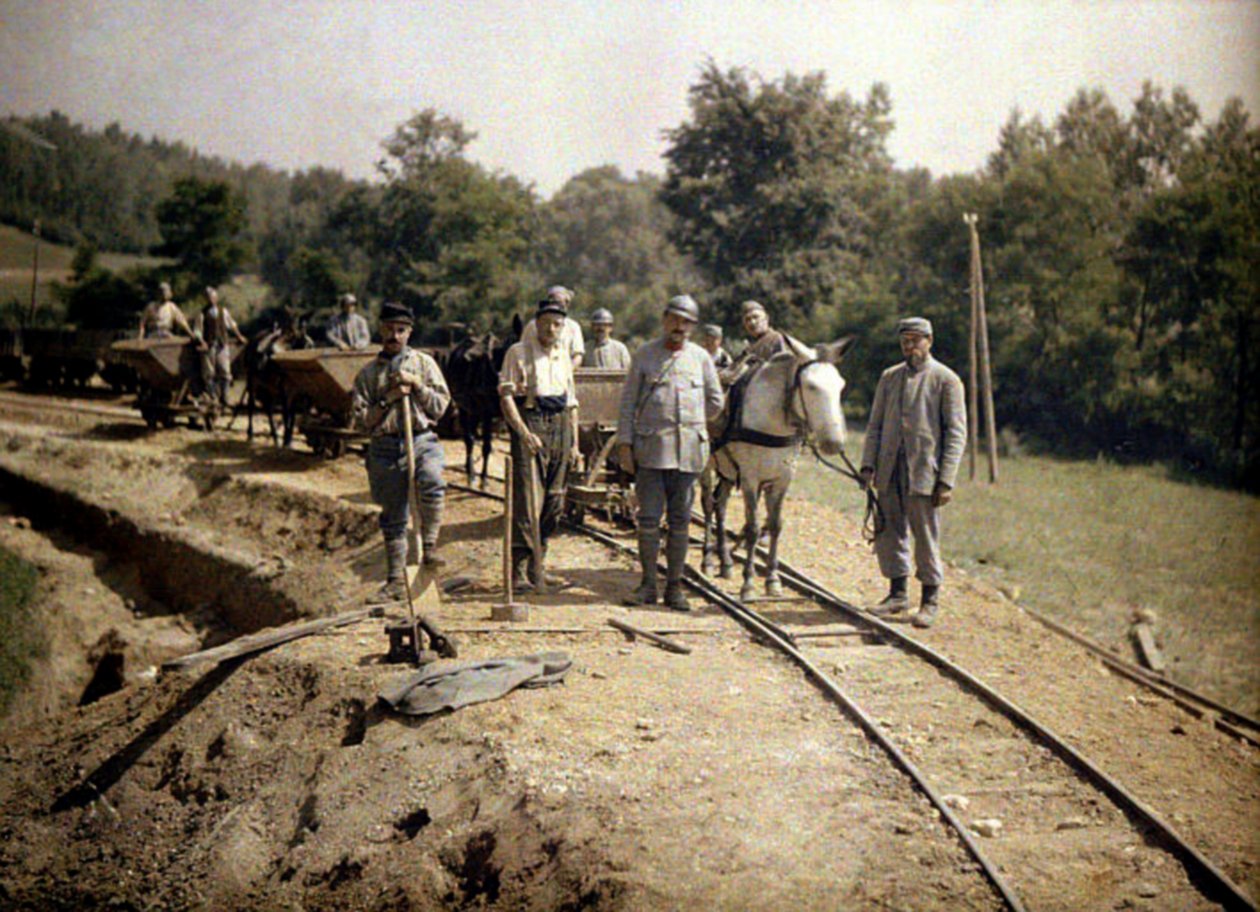 Franska soldater från 11:e artilleriregementet installerar spår för en 600 mm (smal) järnväg, Soissons, Aisne, Frankrike, 1917 (autokrom) av Fernand Cuville