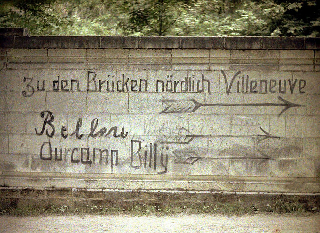 Tyska och engelska inskriptioner på en vägg, Soissons, Aisne, Frankrike, 1917 (autokrom) av Fernand Cuville