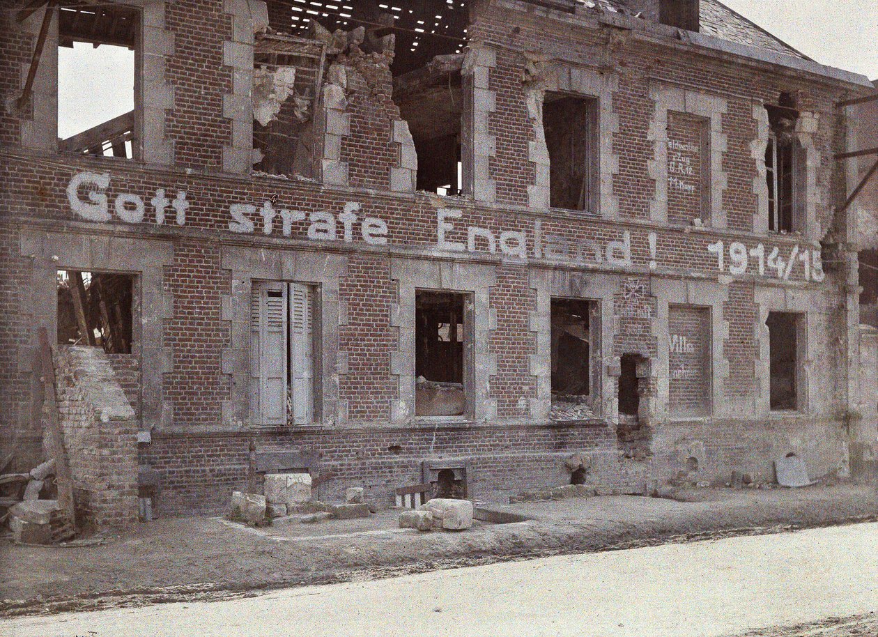 Tysk arméslogan på väggen i en skadad tegelbyggnad: Må Gud straffa England! 191415, Bucy-le-Long, Aisne, Frankrike, 1917 (autokrom) av Fernand Cuville