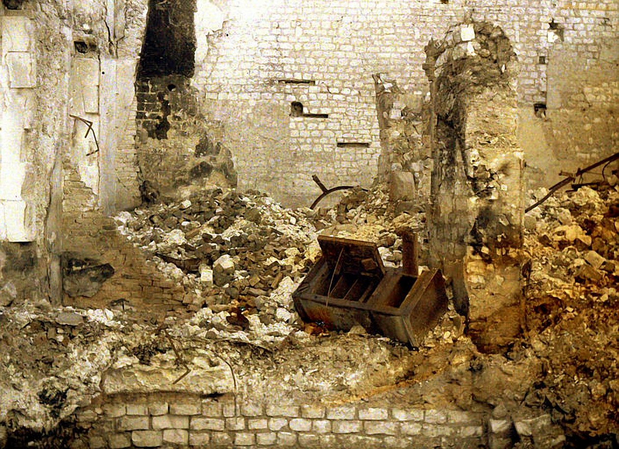Interiör av ett bombat hus, Reims, Marne, Frankrike, 1917 (autokrom) av Fernand Cuville