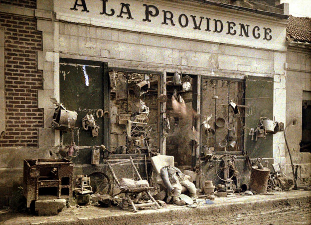 Skrothandeln "A La Providence" efter tyskarnas reträtt, Bucy-le-Long, Aisne, Frankrike, 1917 (autokrom) av Fernand Cuville