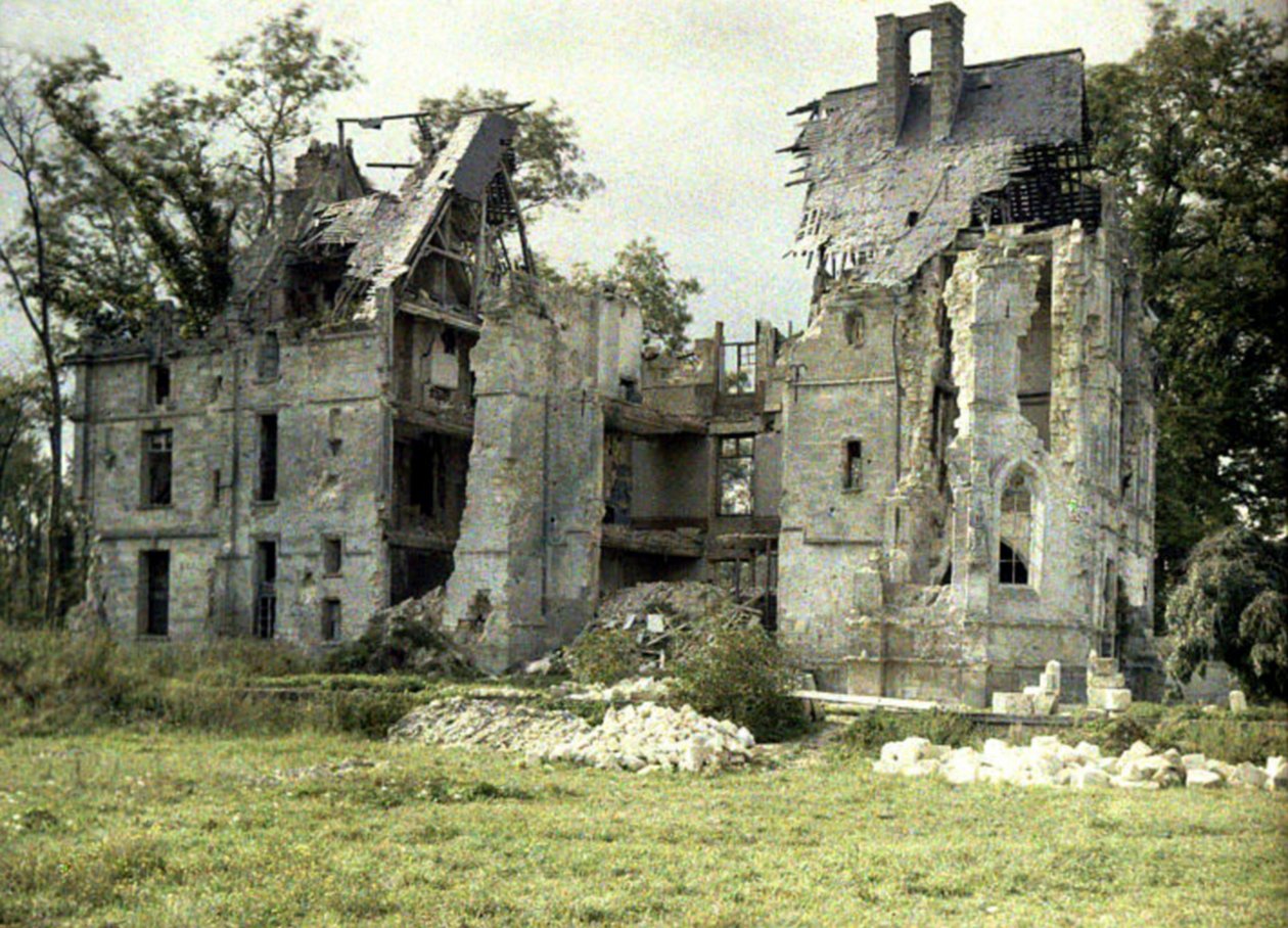Ruinerna av slottet Plessis efter tyskarnas reträtt, Noyon, Oise, Frankrike, 1917 (autokrom) av Fernand Cuville